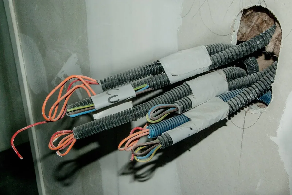 Installer une borne de recharge à domicile : aides et étapes